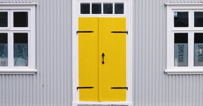 Weiß Sohn Fenster und Türen